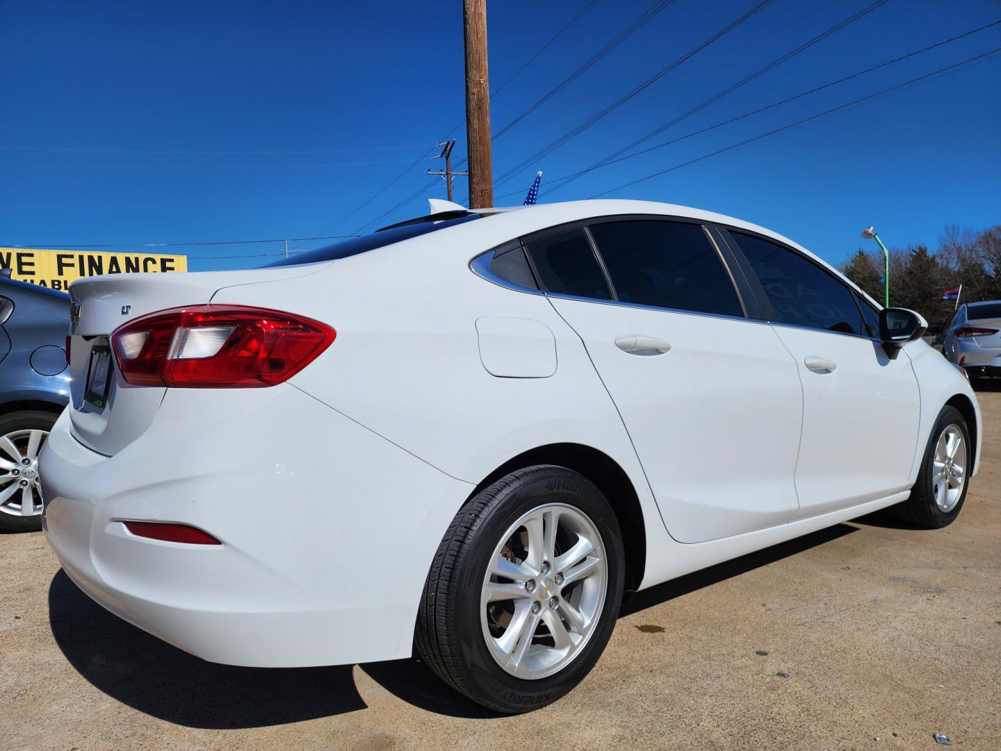 2017 WHITE Chevrolet Cruze LT (1G1BE5SMXH7) with an 1.4L L4 DOHC 16V TURBO engine, 6A transmission, located at 2660 S.Garland Avenue, Garland, TX, 75041, (469) 298-3118, 32.885551, -96.655602 - Welcome to DallasAutos4Less, one of the Premier BUY HERE PAY HERE Dealers in the North Dallas Area. We specialize in financing to people with NO CREDIT or BAD CREDIT. We need proof of income, proof of residence, and a ID. Come buy your new car from us today!! This is a very well cared for 2017 CH - Photo#3